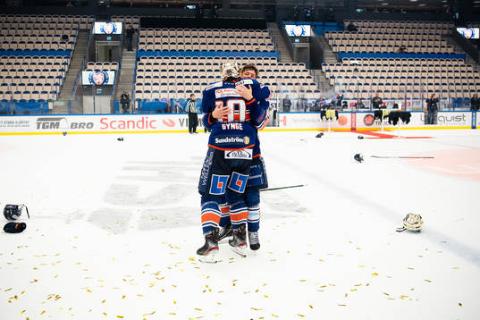 Växjös Richard Gynge och Robert Rosén jublar