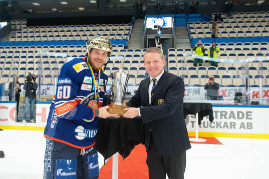 Växjös Erik Josefsson tar emot LeMat pokalen från Anders