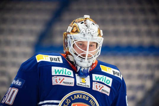 Växjös målvakt Viktor Fasth värmer upp
