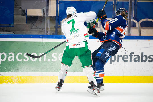 Rögles Erlend Lesund med en tackling på Växjös Ludvig