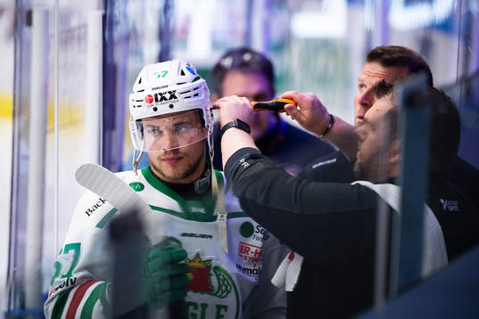 Rögles Leon Bristedt får hjälp med sin hjälm