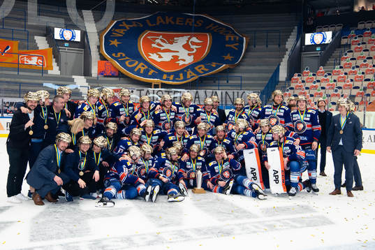 Växjös spelare jublar med Le Mat pokalen