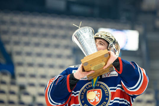 Växjös målvakt Erik Källgren jublar med LeMat pokalen
