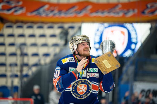 Växjös Erik Josefsson jublar med LeMat pokalen