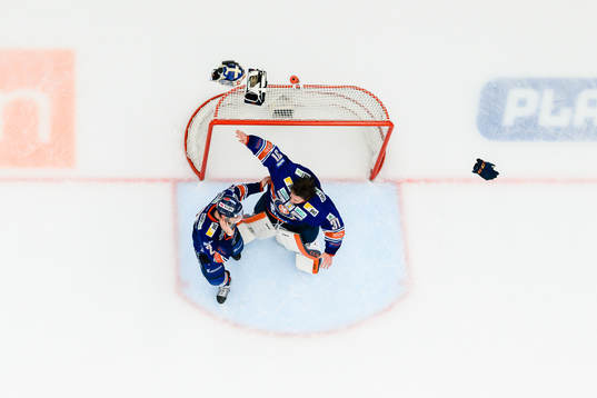 Växjös Christian Folin och målvakt Erik Källgren jublar