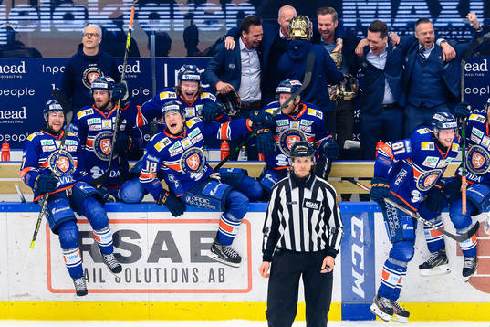 Växjös spelare jublar när de vinner SM-guld