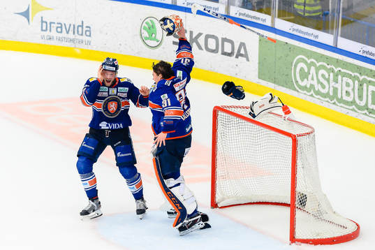Växjös Christian Folin och målvakt Erik Källgren jublar