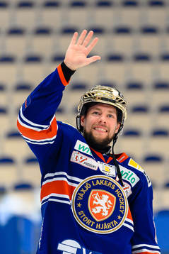 Växjös Robert Rosén jublar när han vunnit SM-guld