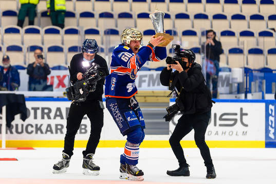 Växjös Erik Josefsson jublar med LeMat pokalen