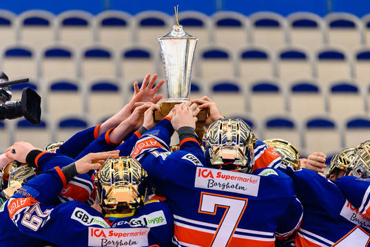 Växjös spelare jublar med LeMat pokalen