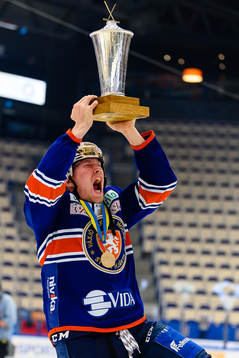 Växjös Marcus Sylvegård jublar med LeMat pokalen
