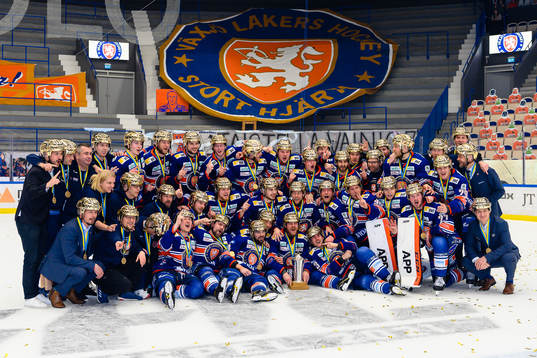 Växjös spelare jublar med Le Mat pokalen
