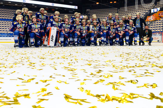 Växjös spelare jublar med Le Mat pokalen