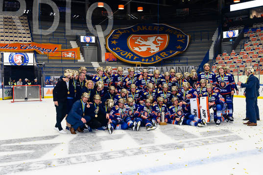 Växjös spelare jublar med Le Mat pokalen