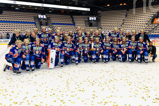 Växjös spelare jublar med Le Mat pokalen