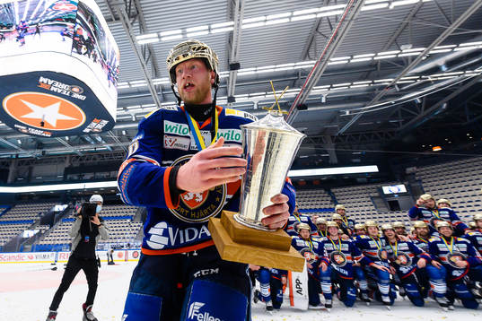Växjös Richard Gynge med LeMat pokalen