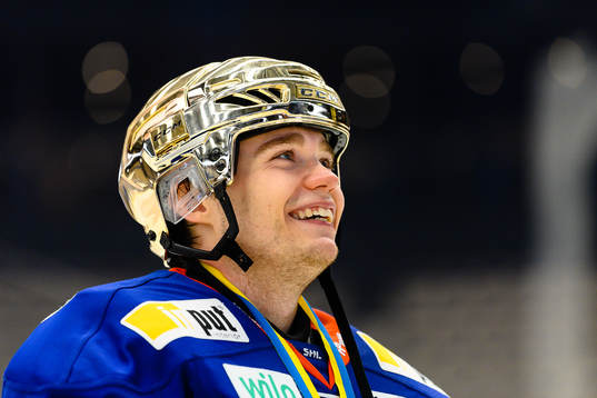 Växjös målvakt Erik Källgren jublar