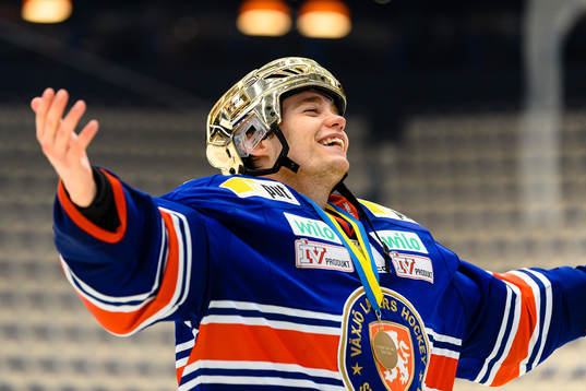 Växjös målvakt Erik Källgren jublar