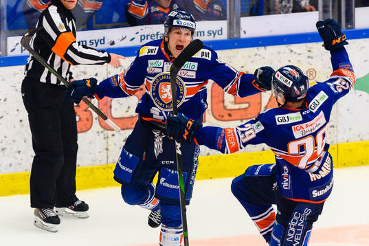 Växjös Marcus Sylvegård och Pontus Holmberg jublar