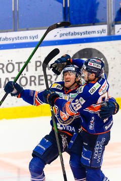 Växjös Marcus Sylvegård och Pontus Holmberg jublar
