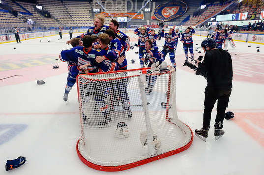 Växjös spelare jublar när de vinner SM-guld
