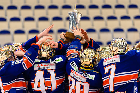 Växjös spelare jublar med Le Mat pokalen när de vunnit