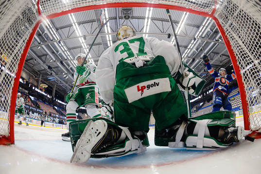 Växjös Pontus Holmberg jublar när Fredrik Karlström (ej