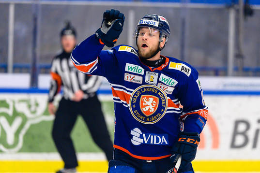 Växjös Christian Folin med puck i handen