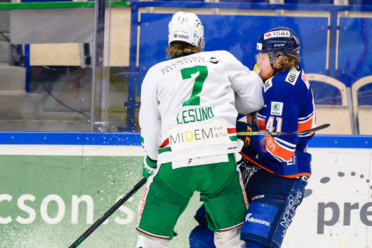 Rögles Erlend Lesund tacklar Växjös Ludvig Nilsson
