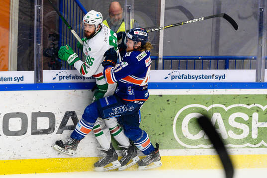 Rögles Eric Gelinas blir tacklad av Växjös Ludvig Nilsson