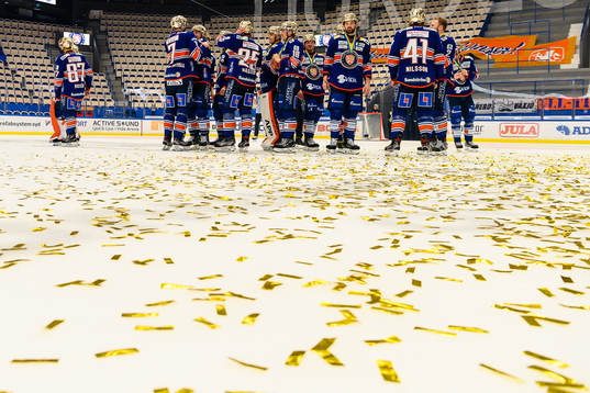 Växjös spelare jublar när de vunnit SM-guld