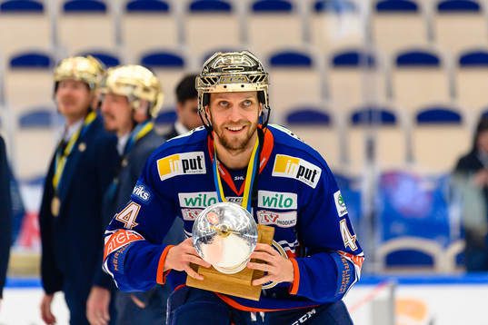 Växjös Peter Andersson jublar med Le Mat pokalen när de