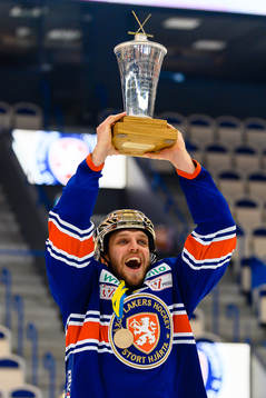 Växjös Peter Andersson jublar med Le Mat pokalen när de