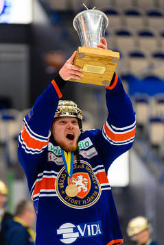 Växjös Ludvig Nilsson jublar med Le Mat pokalen när de