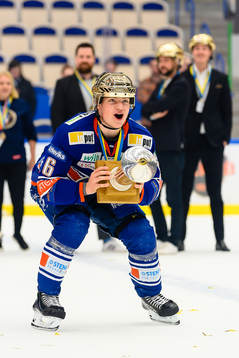 Växjös Victor Stjernborg jublar med Le Mat pokalen när