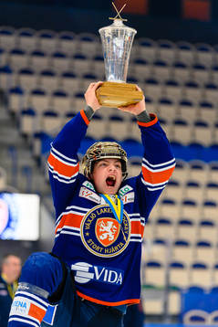 Växjös Victor Stjernborg jublar med Le Mat pokalen när