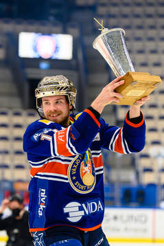 Växjös Emil Forslund jublar med Le Mat pokalen när de