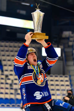 Växjös Marcus Sylvegård jublar med Le Mat pokalen när