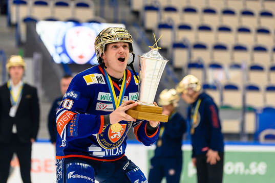 Växjös Pontus Holmberg jublar med Le Mat pokalen när de