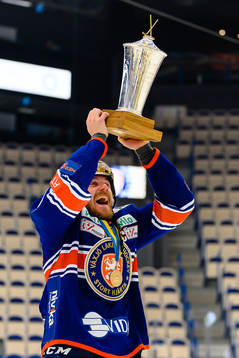 Växjös Erik Josefsson jublar med Le Mat pokalen när de