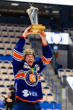 Växjös Martin Lundberg jublar med Le Mat pokalen när de