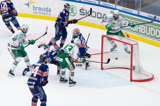 Rögles Olli Palola gör 0-1 bakom Växjös målvakt Erik
