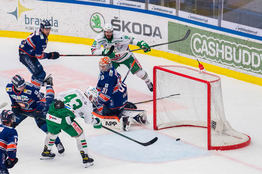 Rögles Olli Palola gör 0-1 bakom Växjös målvakt Erik