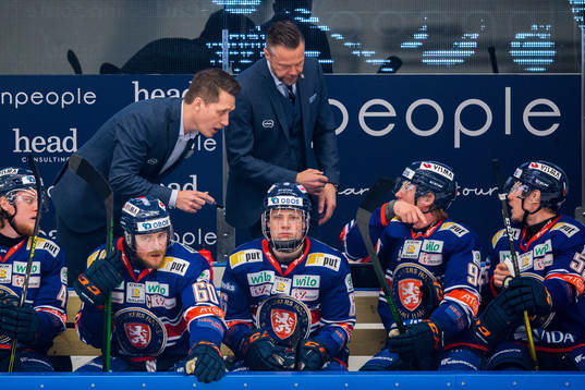 Växjös tränare Sam Hallam i samtal med Joel Persson