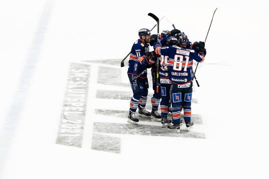 Växjös Pontus Holmberg jublar med lagkamrater