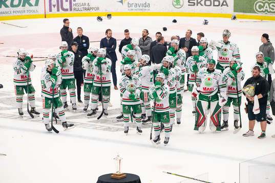 Rögles spelare deppar framför LeMat pokalen