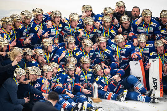 Växjös spelare jublar med LeMat pokalen