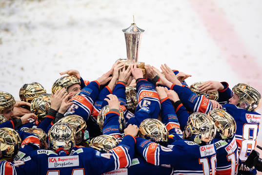 Växjös spelare jublar med LeMat pokalen