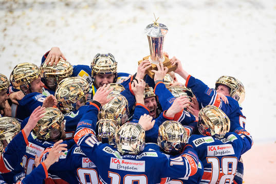 Växjös spelare jublar med LeMat pokalen