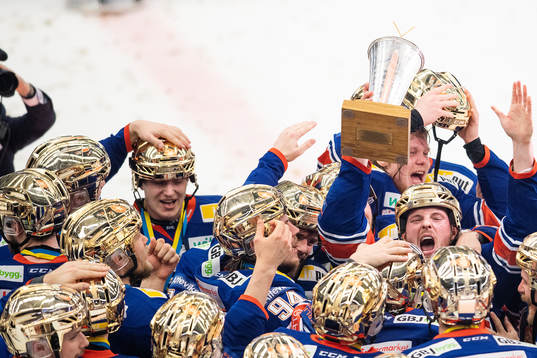 Växjös spelare jublar med LeMat pokalen